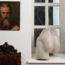 Load image into Gallery viewer, Bottocks sculpture