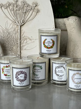 Load image into Gallery viewer, Green Tomatoe Leaf Travel Candle
